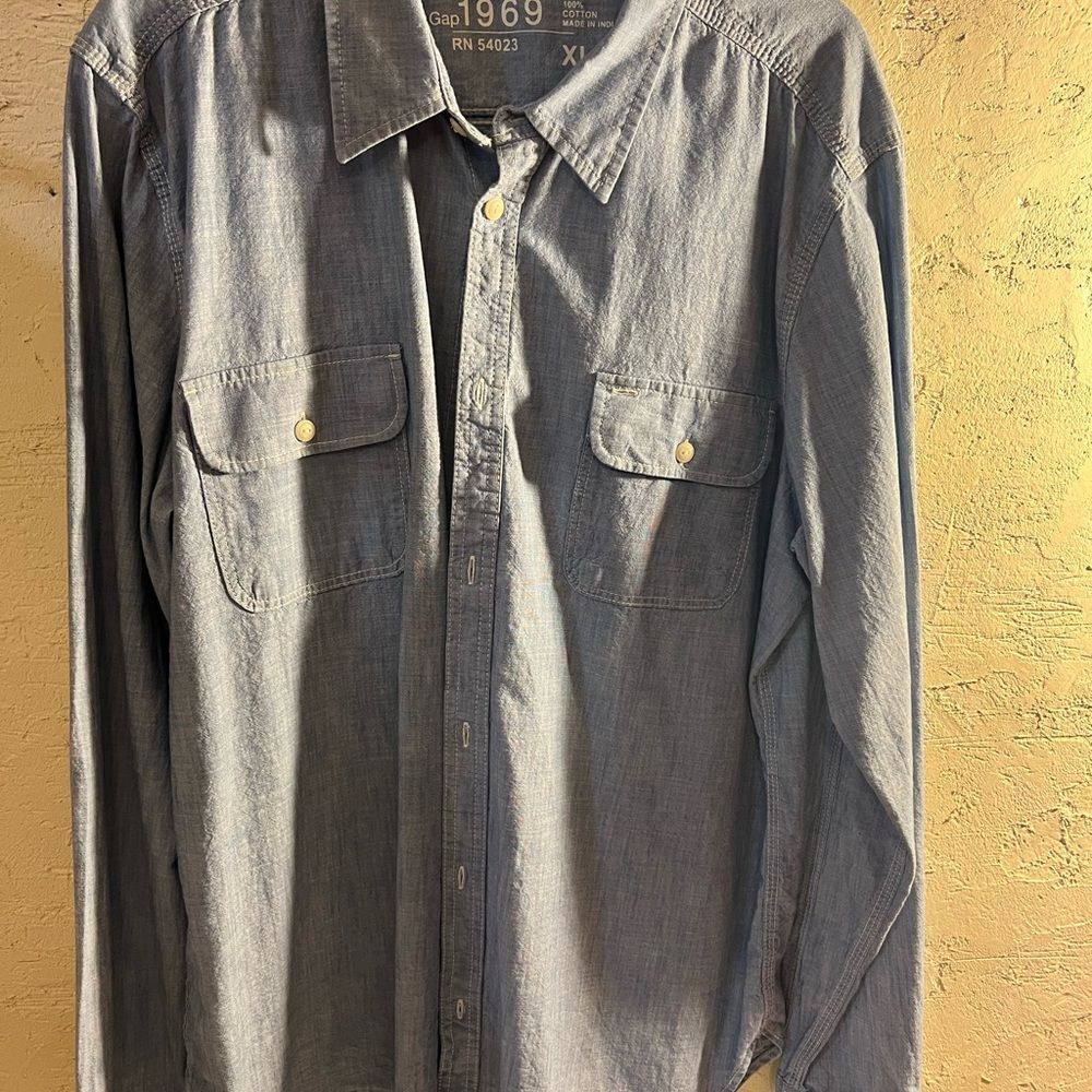 GAP Blue Casual Button Down Shirt Chambray lightweight denim 100% cotton